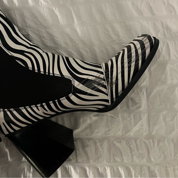 Zebra Faux Leather Heeled Chelsea Boots S05 - Picture 7 of 11